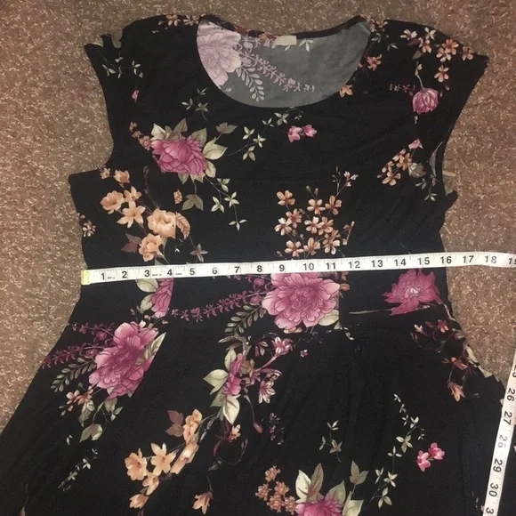 Kaileigh black floral short sleeve midi dress size medium - Picture 12 of 13